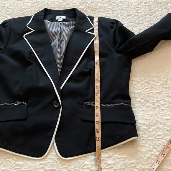 Fabulous black blazer w/white piping and B&W striped lining & fabulous detail. - Picture 13 of 16